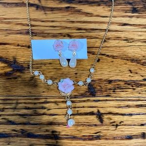💜 FREE w/ PURCHASE 💜 🌹 1982 Gold Rose Earring & Necklace Set 🌹